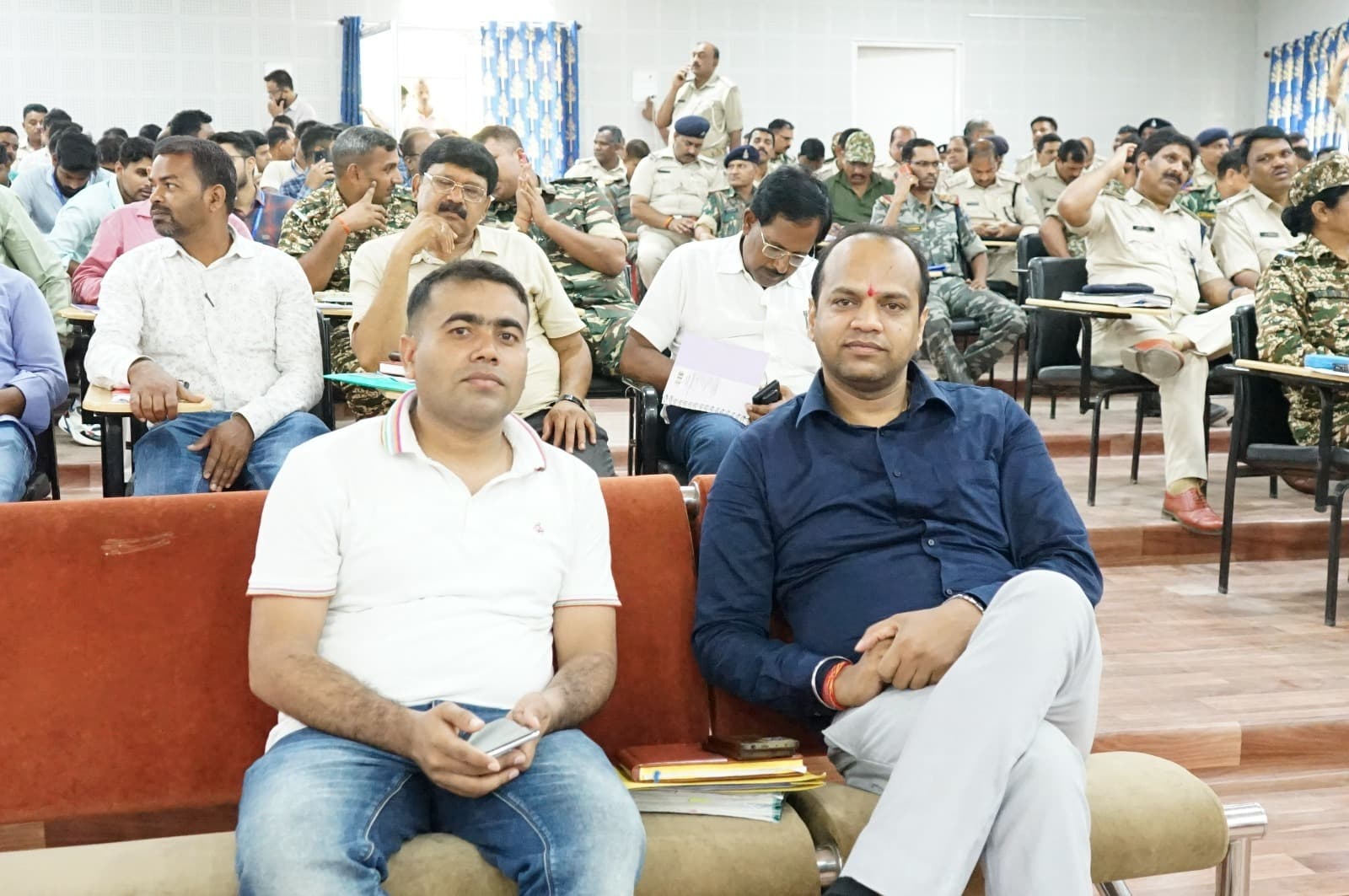 सभी सेक्टर पदाधिकारी चलायें जांच अभियान, थाना क्षेत्रों में बरतें विशेष चौकसी : डीसी