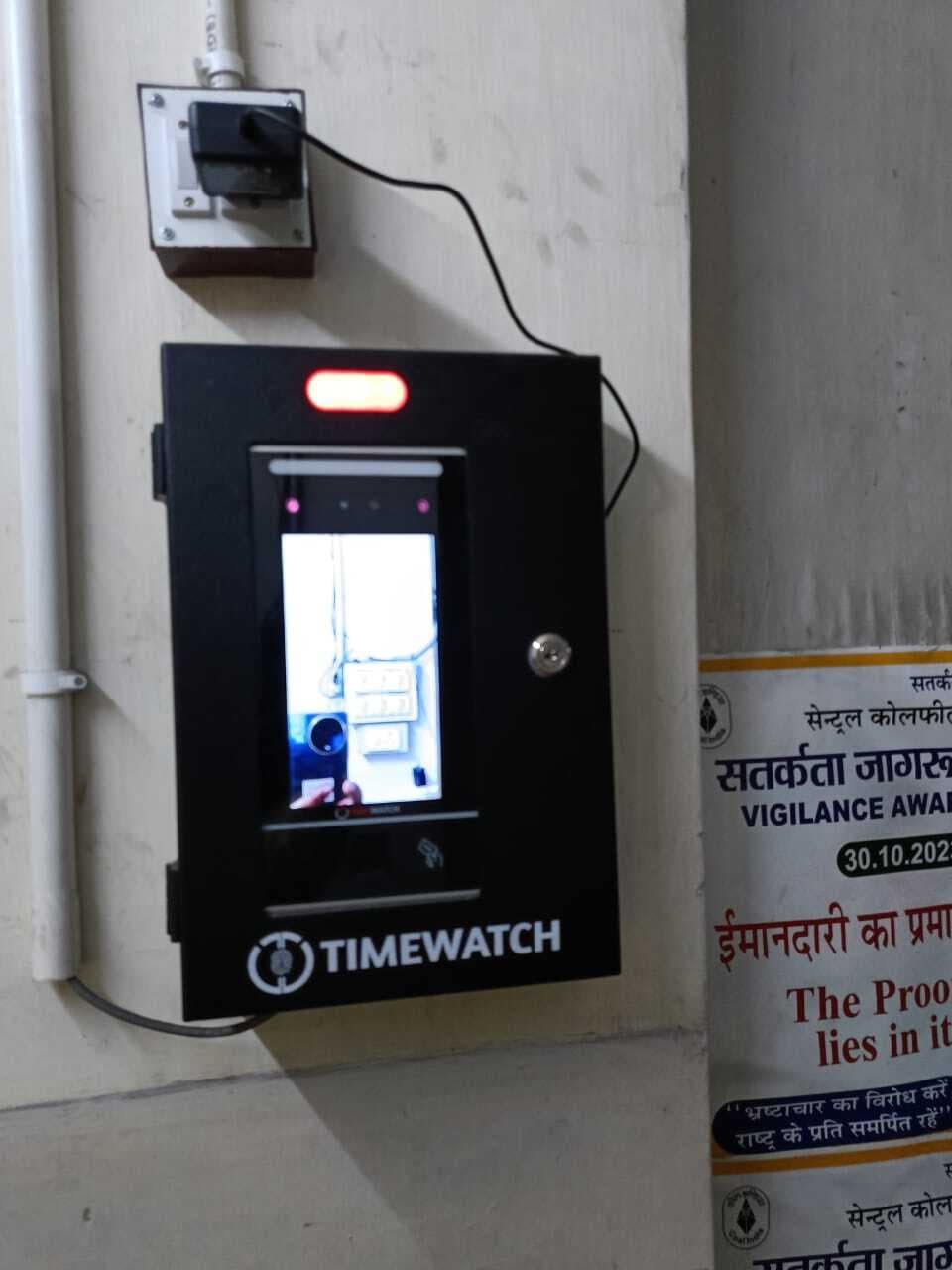 बायोमेट्रिक फेस रीडिंग अटेंडेंस डिवाइस लगा