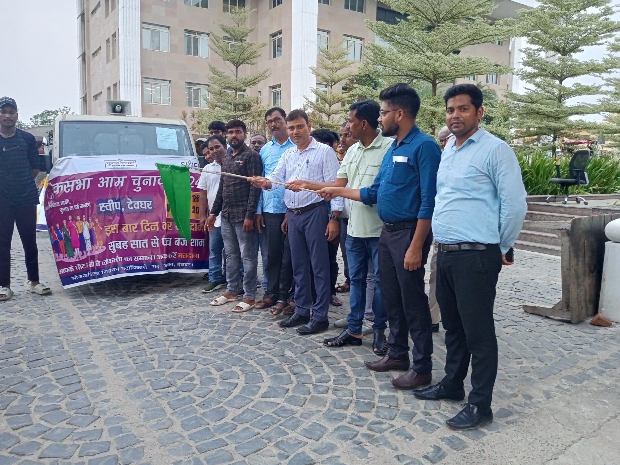 मतदाता जागरुकता रथ को हरी झंडी दिखा कर किया रवाना