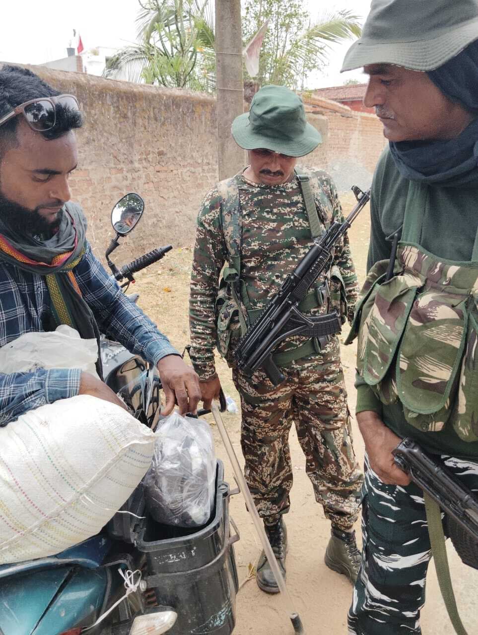 सीआरपीएफ के जवानों ने नारायणपुर में किया फ्लैग मार्च