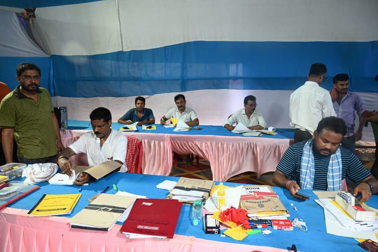 अधिग्रहण किये गये वाहनों में भरा गया ईंधन, आज बूथ पर होंगे रवाना