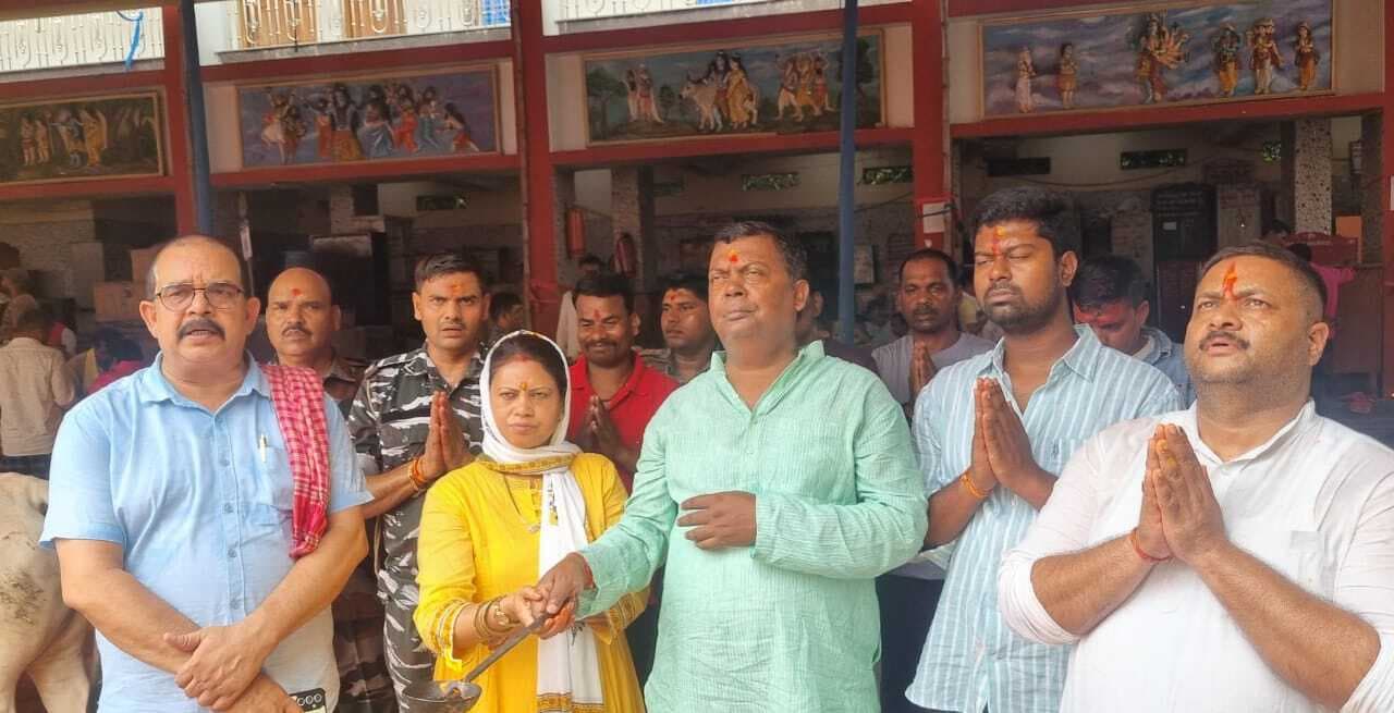 गिरिडीह के एनडीए प्रत्याशी ने की फौजदारीनाथ की पूजा