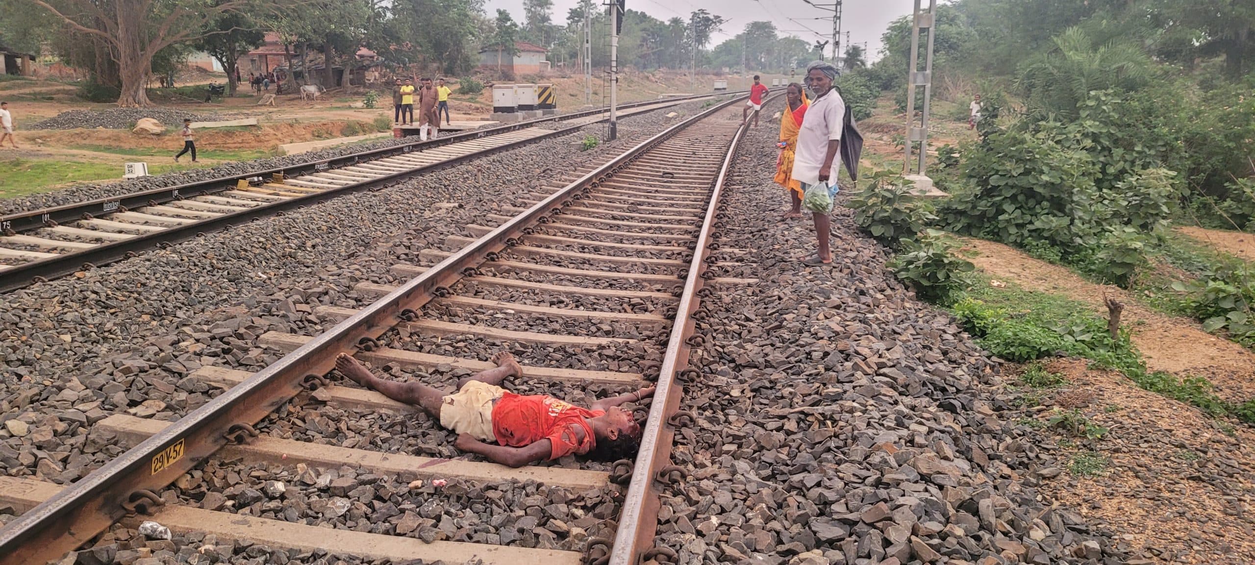 मोहनपुर स्टेशन के पास ट्रेन से कटकर युवक की मौत