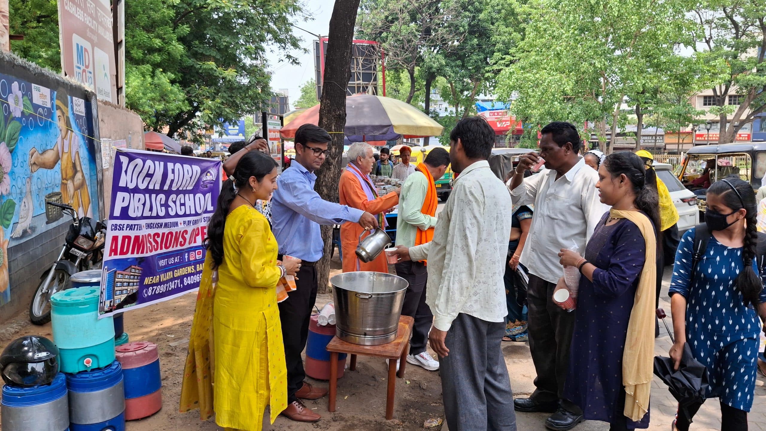 रॉक फॉर्ड पब्लिक स्कूल ने राहगीरों के बीच बांटा शरबत