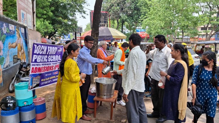 रॉक फॉर्ड पब्लिक स्कूल ने राहगीरों के बीच बांटा शरबत