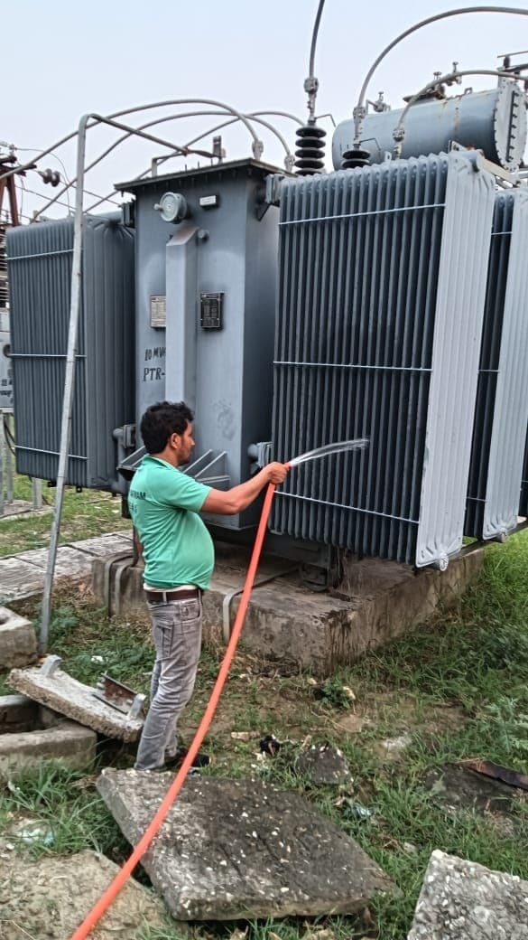 ट्रांसफार्मर को ठंडा रखने के लिए कही पानी का छिड़काव तो कही लगाया जा रहा कूलर