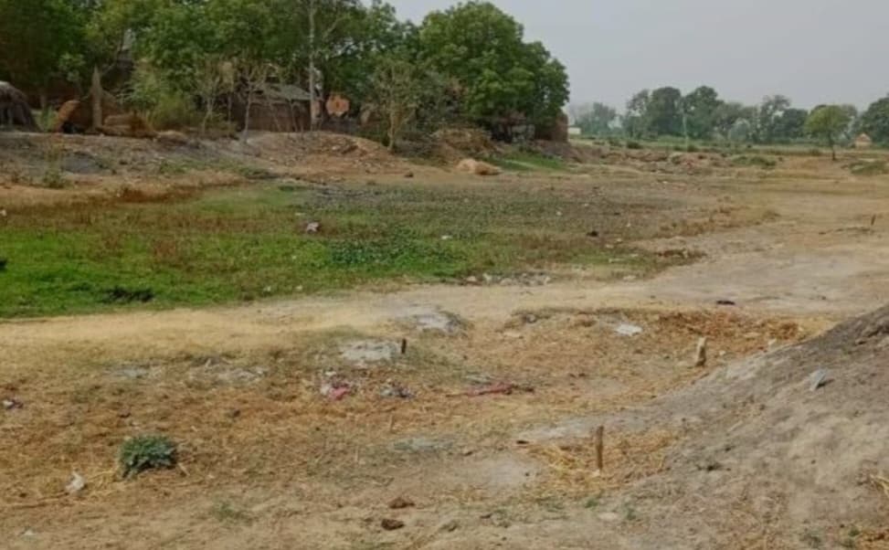 सूख गये सदर प्रखंड क्षेत्र की नदिया व अमृत सरोवर पोखर