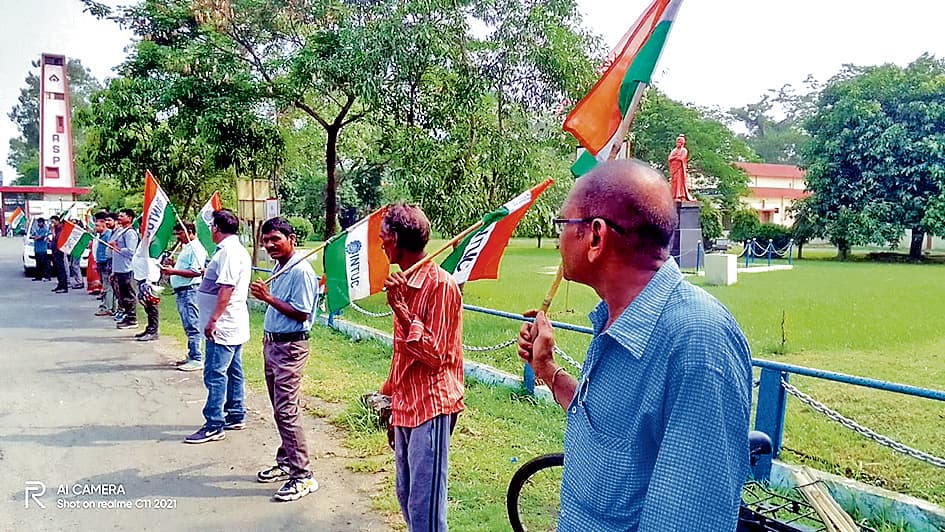 विभिन्न मांगों को लेकर इंटक का विरोध प्रदर्शन