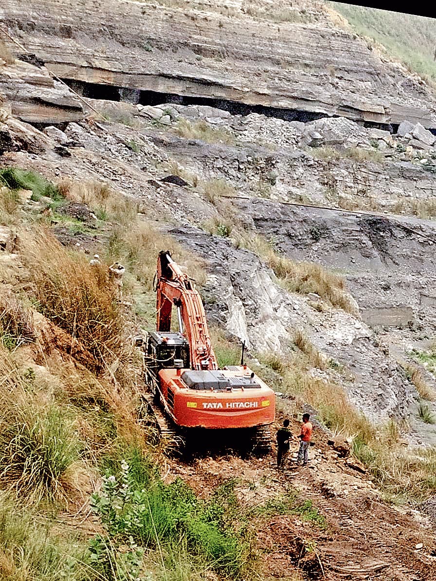 खदानों से कोयला चोरी के लिए बनी सुरंगों को इसीएल ने पाटा