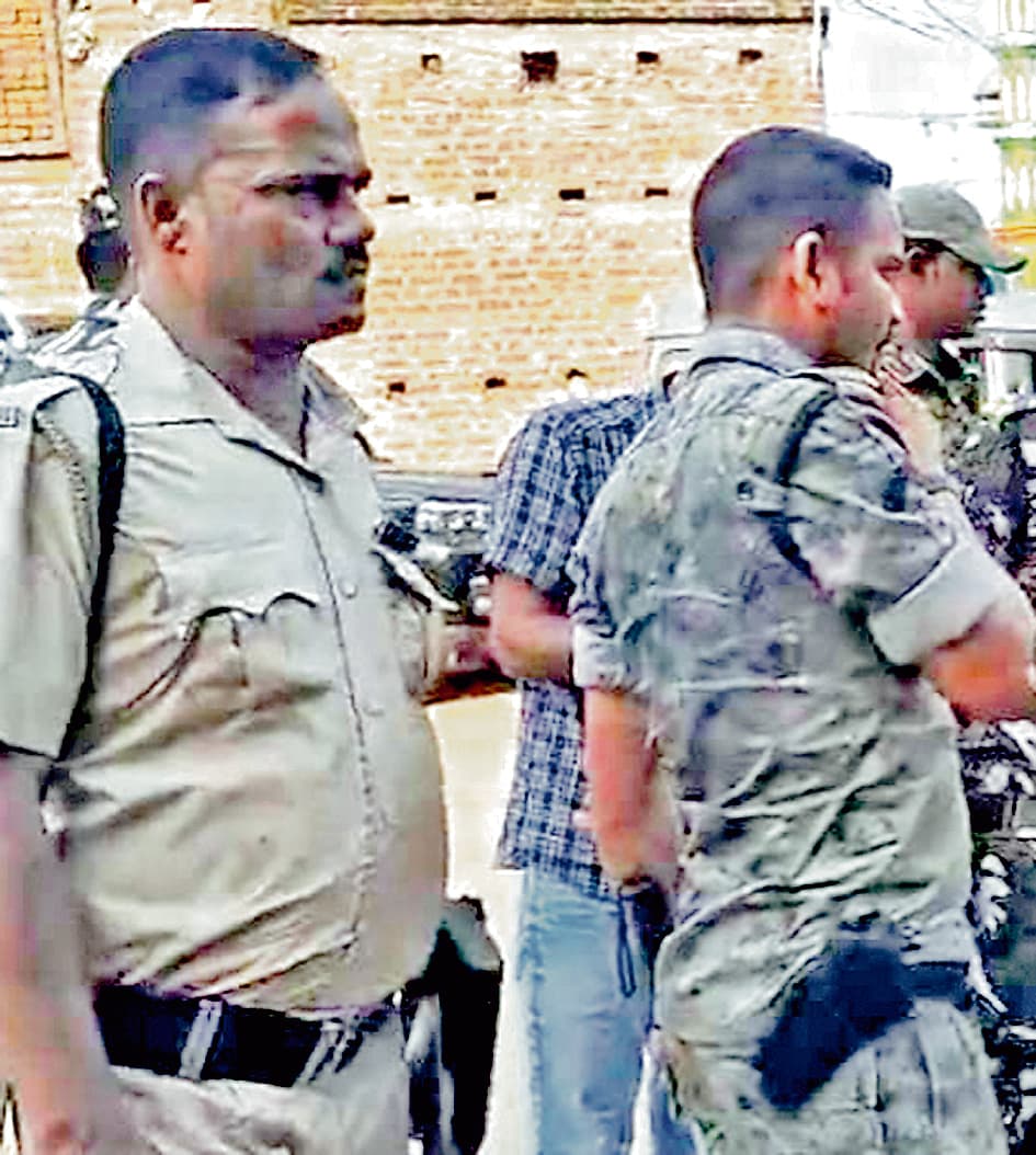 कांग्रेस और तृणमूल कांग्रेस समर्थकों के बीच बमबारी, टीएमसी समर्थक को लगी गोली