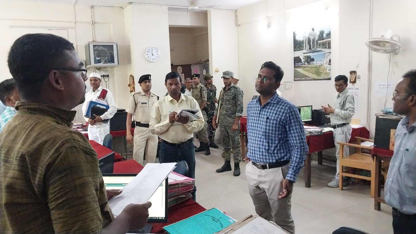 जिला सांख्यिकी पदाधिकारी के अनुपस्थित रहने पर डीएम ने मांगा स्पष्टीकरण