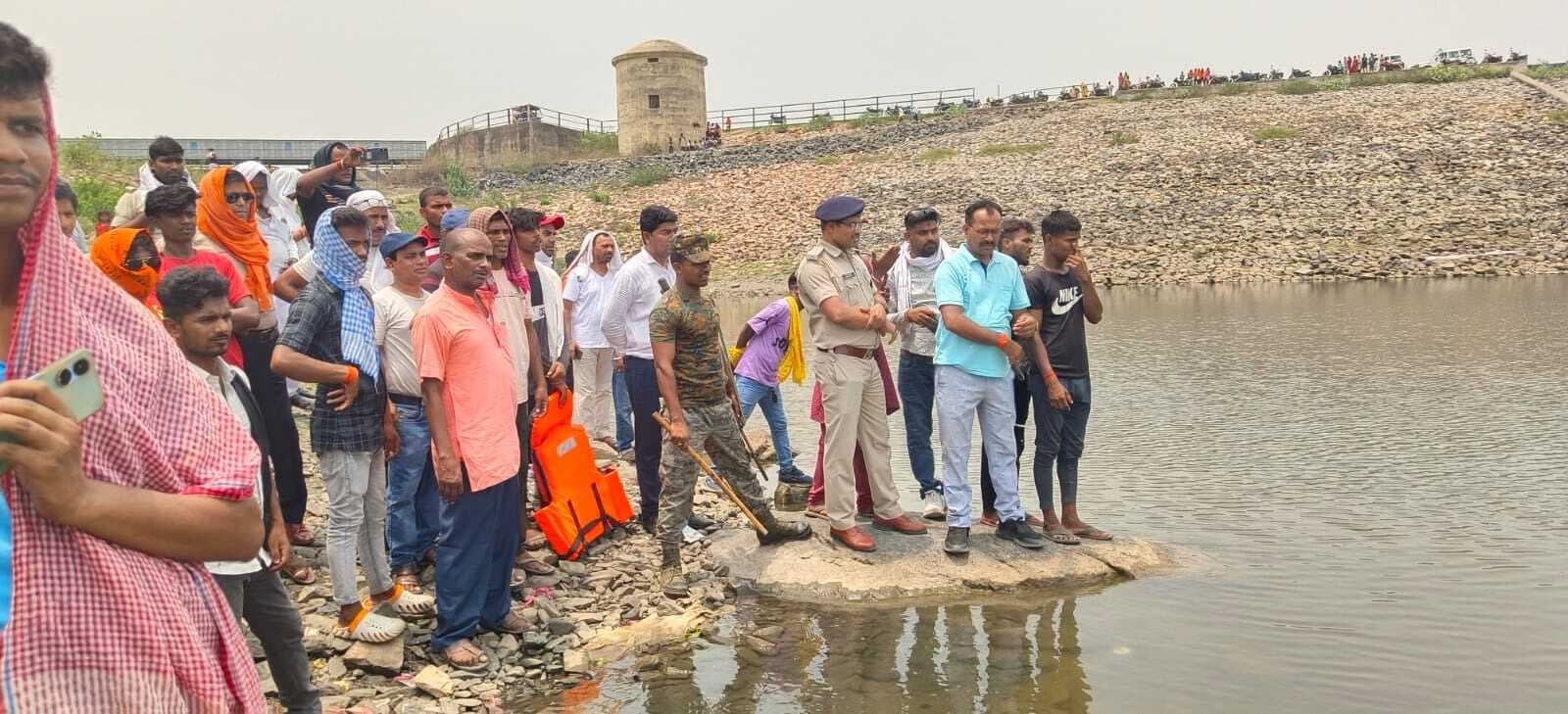 फुलवरिया डैम में दोस्तों के साथ नहाने गया युवक डूबा, तलाश जारी