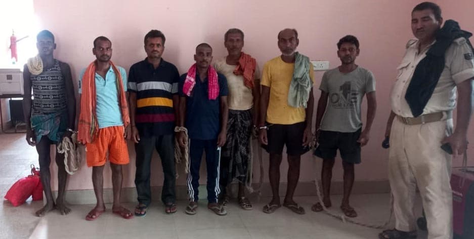 दो शराब तस्कर व पांच शराबियों को किया गिरफ्तार