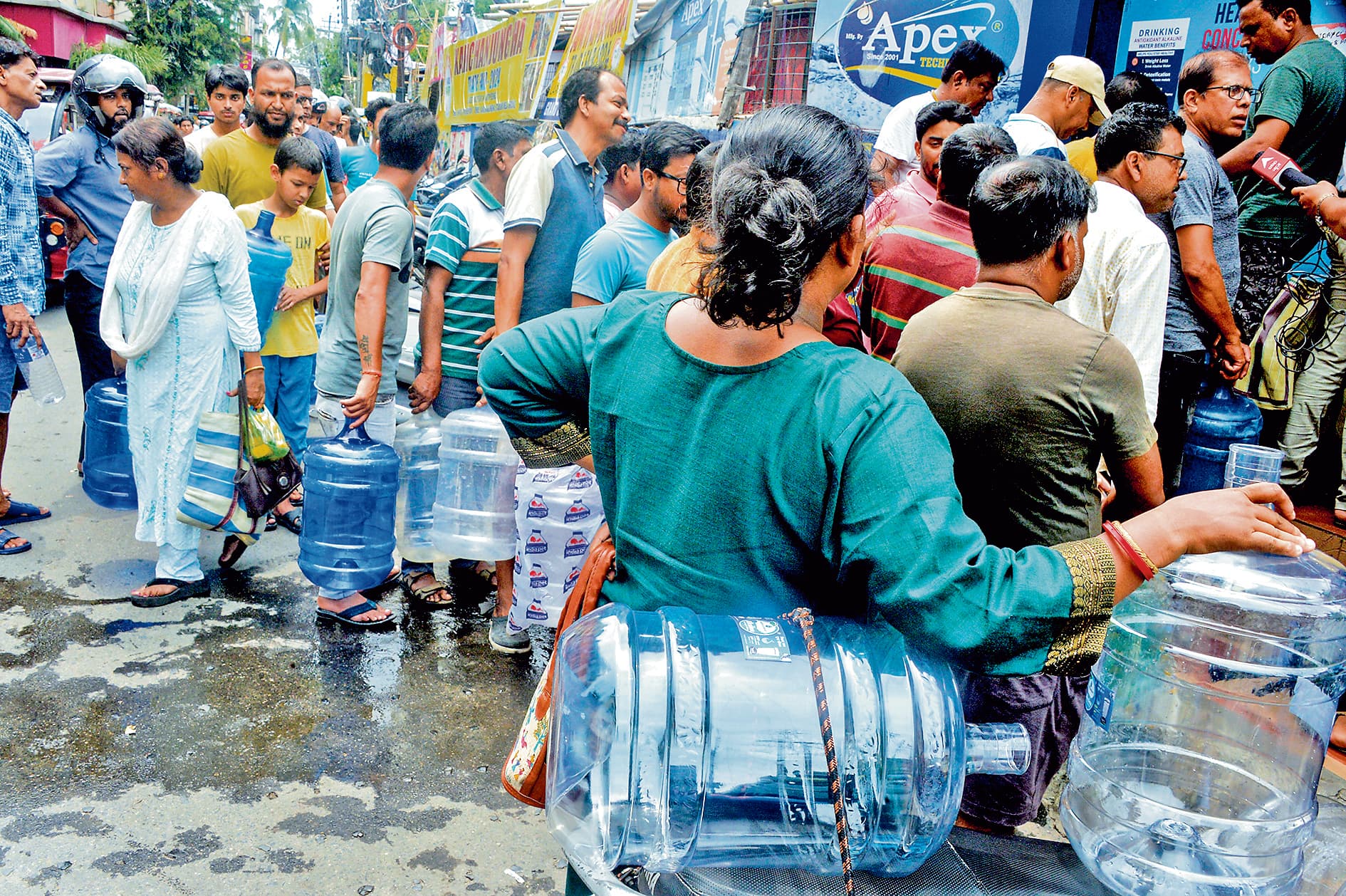 सिलीगुड़ी में पानी को लेकर लोगों में मचा हाहाकार