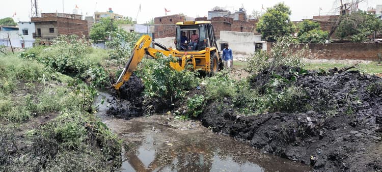बड़ा नाला व फुसरो बाजार की नालियों की सफाई शुरू