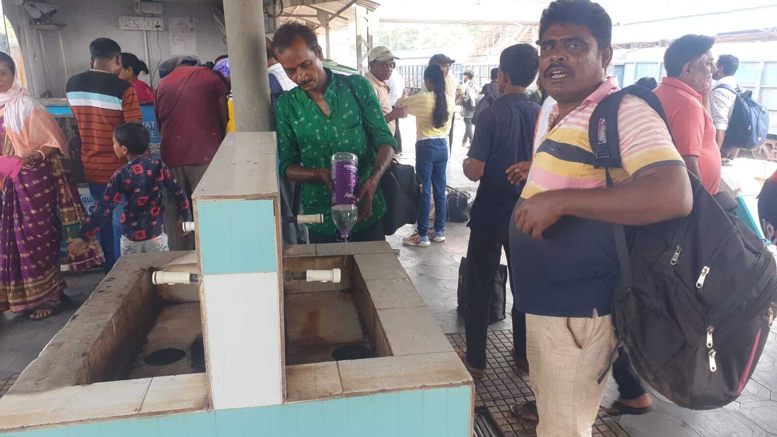 राउरकेला स्टेशन के प्लेटफॉर्म नंबर-4 व 5 के वाटर स्टैंड सूखे, वाटर फ्रीजर का पानी ठंडा नहीं