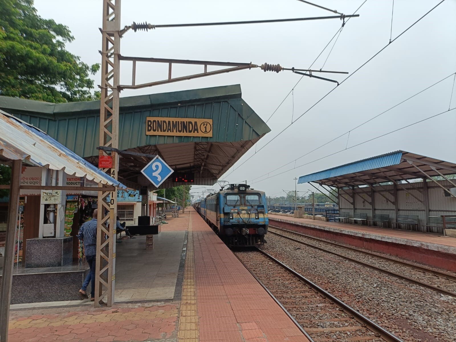 बंडामुंडा : कोरोना काल में बंद हुई ट्रेनों का तीन साल के बाद भी ठहराव शुरू नहीं हुआ, आक्रोश