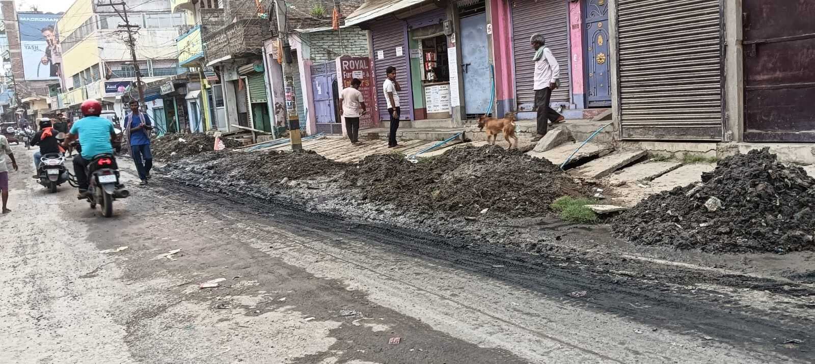 गुड़हट्टा चौक टू शीतला स्थान चौक : 15 दिनों से चल रहा नाले की उड़ाही कार्य, 300 मीटर भी नहीं हुआ पूरा