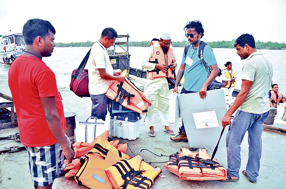 उत्तर-दक्षिण 24 परगना के सुदूर मतदान केंद्रों पर पहुंचे मतदानकर्मी