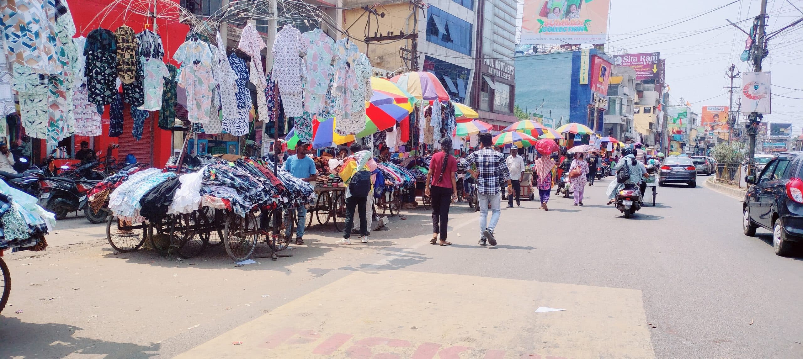 बाजारों में दिनभर सन्नाटा, ग्राहकों के इंतजार में बैठे रह रहे हैं दुकानदार