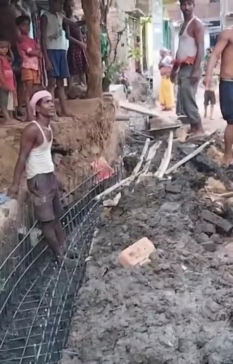 नाले के घटिया निर्माण को लेकर जताया विरोध