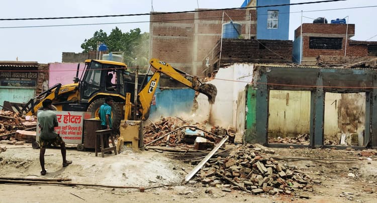 सड़क निर्माण में बाधक बनी दुकानों को रेलवे ने हटाया