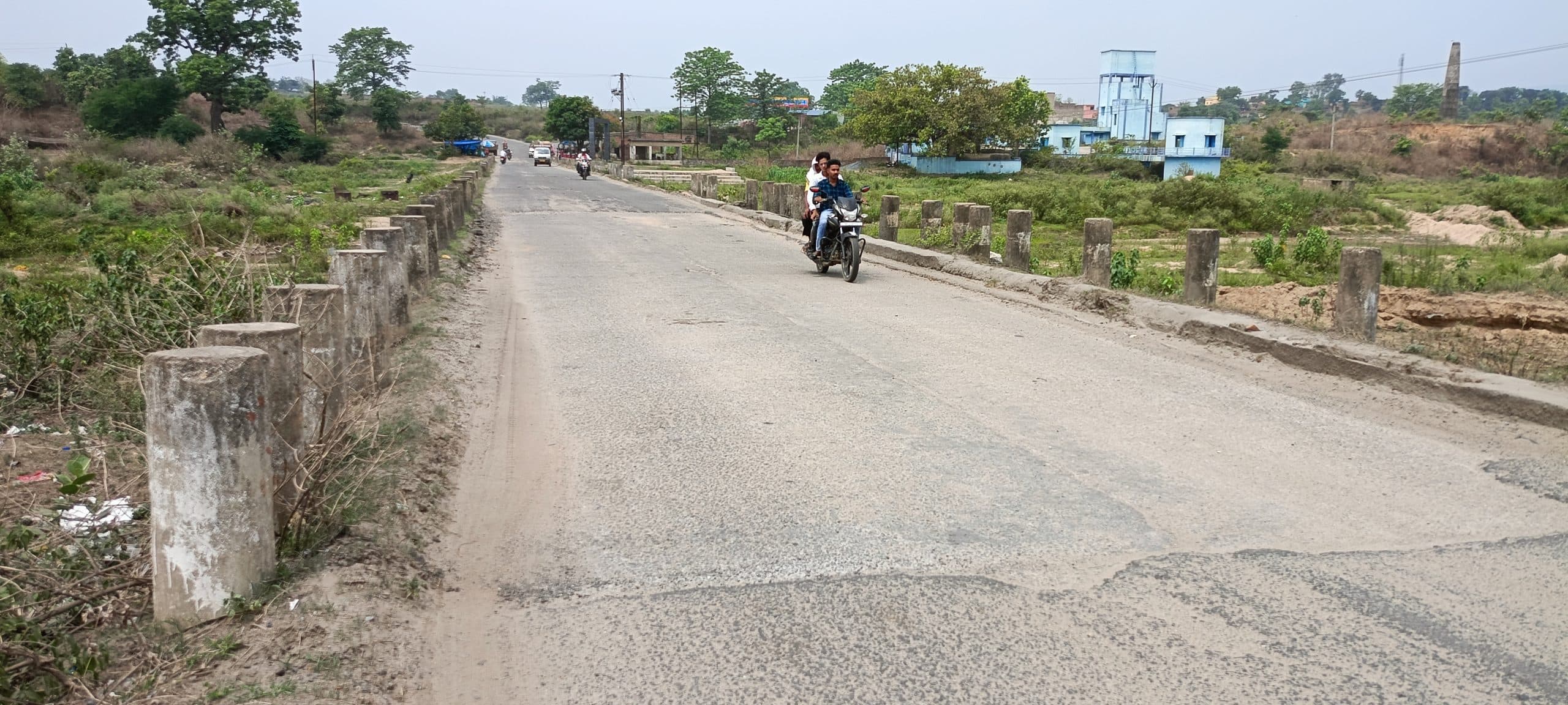 बोकारो नदी पर बना पुल हुआ जर्जर, ग्रामीणों को आवागमन में हो रही परेशानी