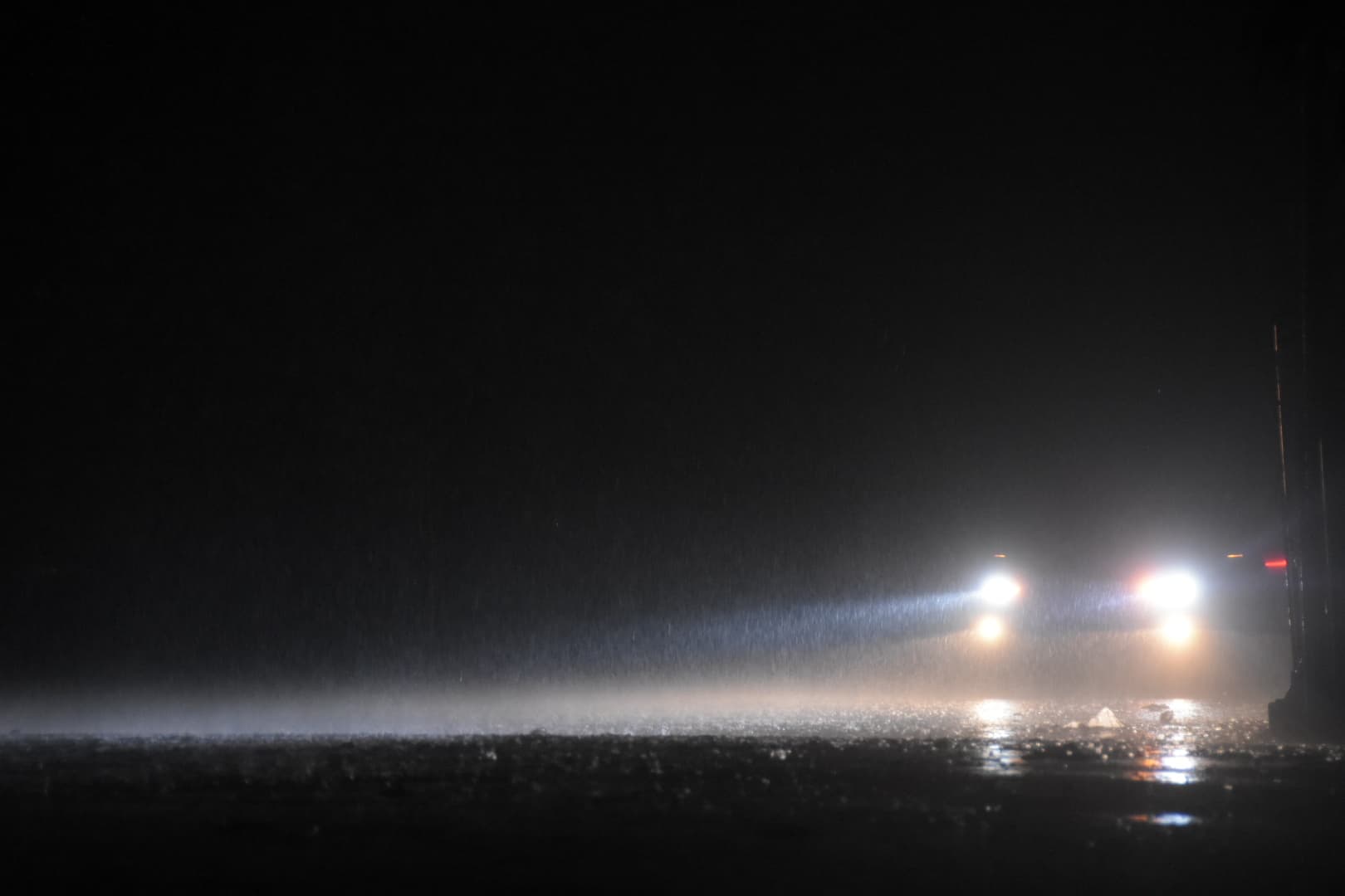 दिन में अघोषित बिजली कटौती, रात में आंधी व बारिश के कारण गुल रही बिजली