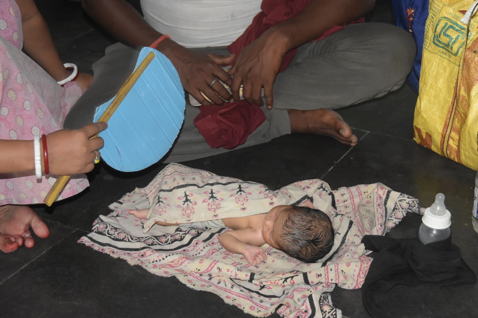 नवजात को लेकर बरामदे में आयीं गर्मी से परेशान प्रसुताएं