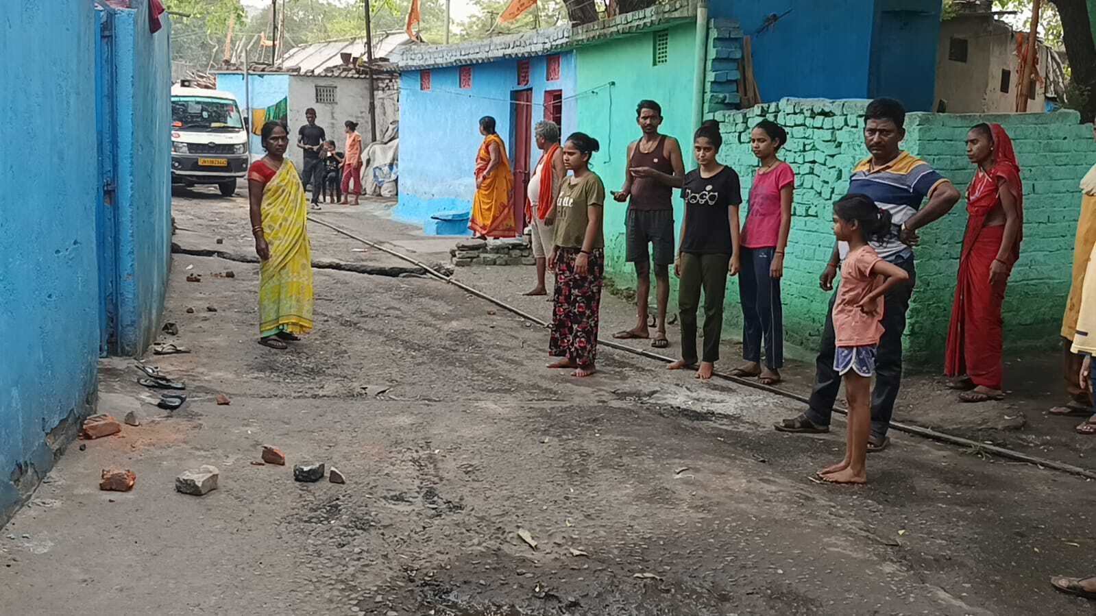 बाइक धीरे चलाने को कहा, तो घर पर किया हमला, तोड़फोड़