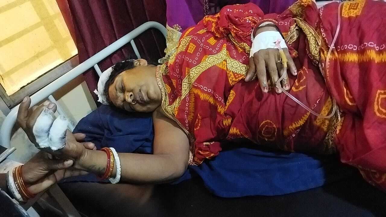 पानी भर रही महिला पर गिरा बिजली तार, घायल, सब स्टेशन में हंगामा