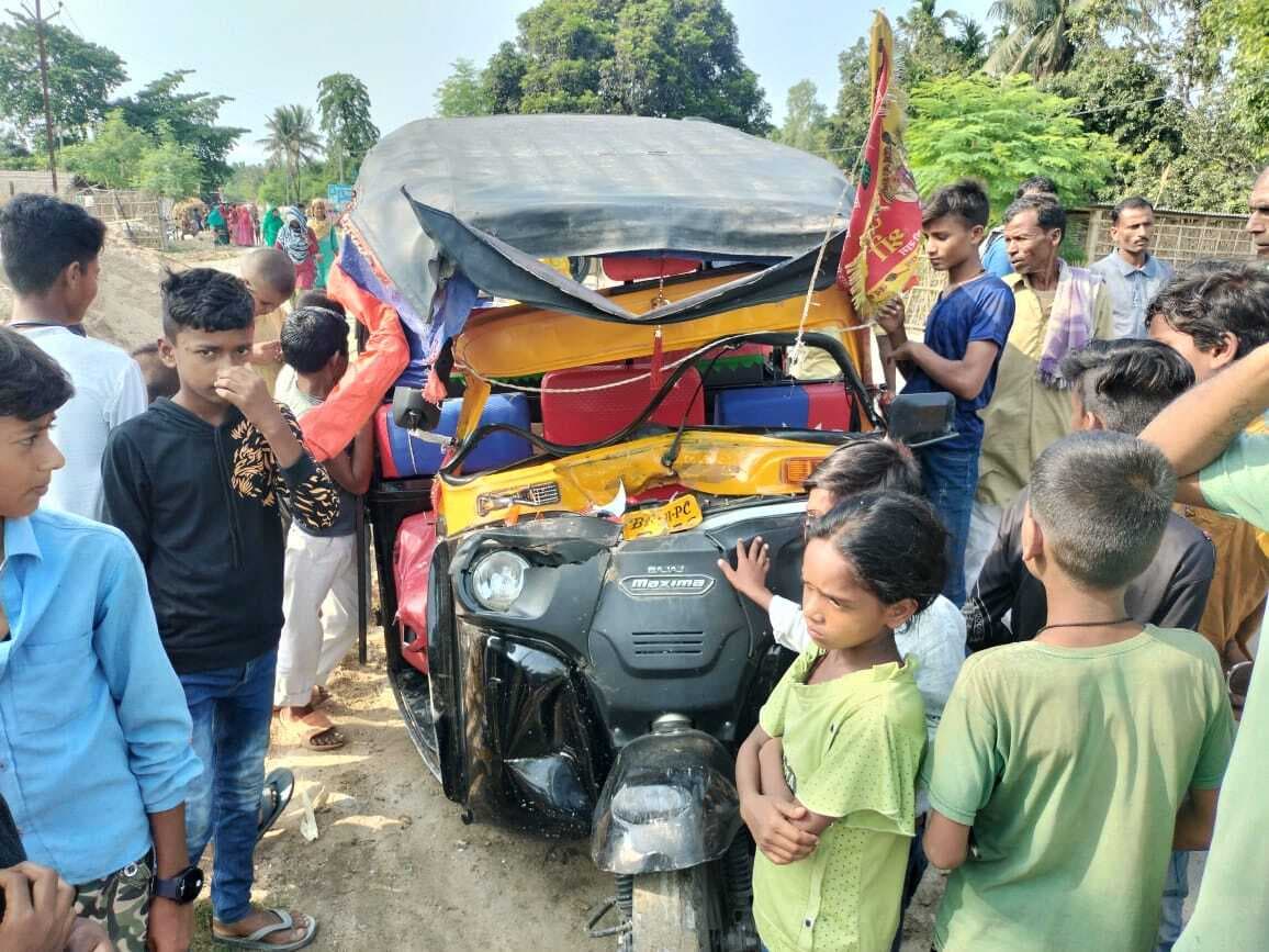 ऑटो ने ट्रैक्टर में मारी ठोकर, चालक सहित तीन जख्मी