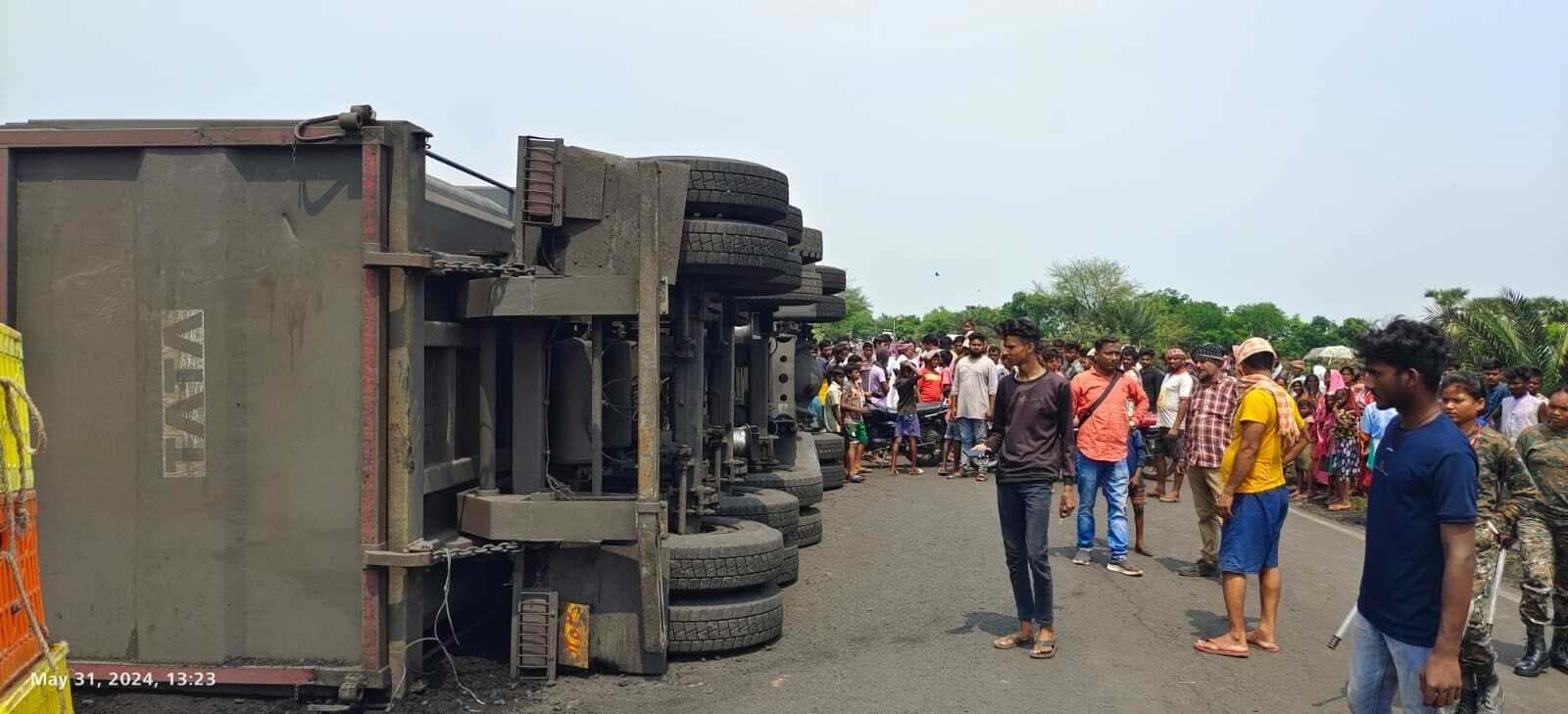 कोयला लोड हाइवा पलटा, उपचालक की मौत, परिजनों ने ढाई घंटे तक रखा सड़क जाम