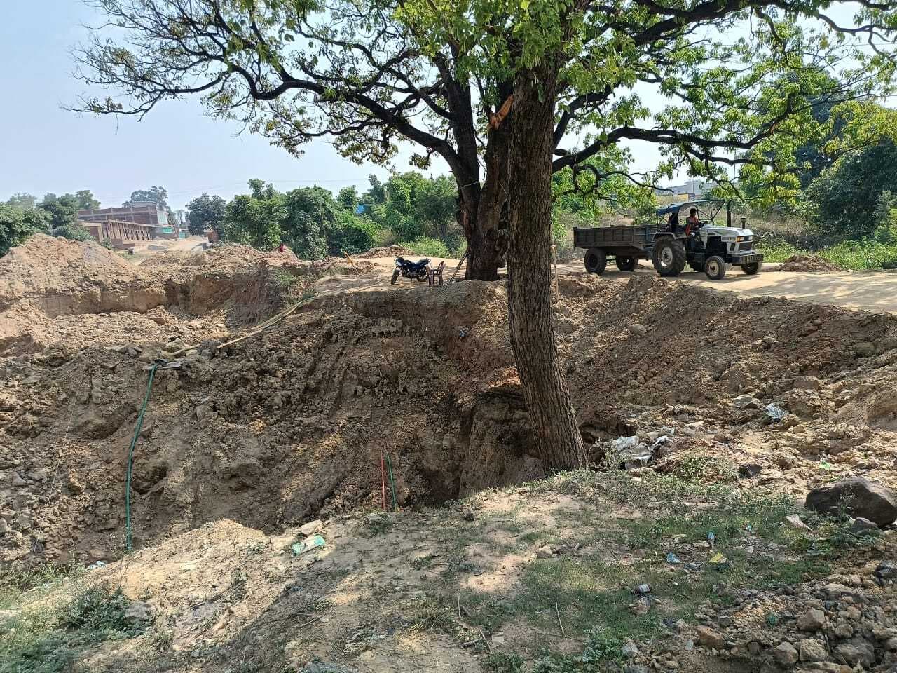 पिलर के लिए गड्ढा खोद कर छोड़ा