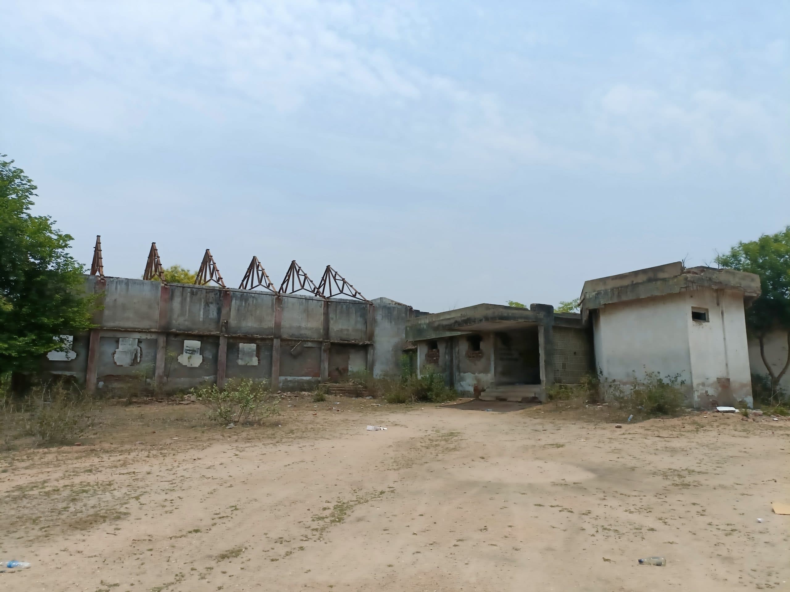 विद्या विकास केंद्र हाई स्कूल का भवन बना अपराधियों का अड्डा