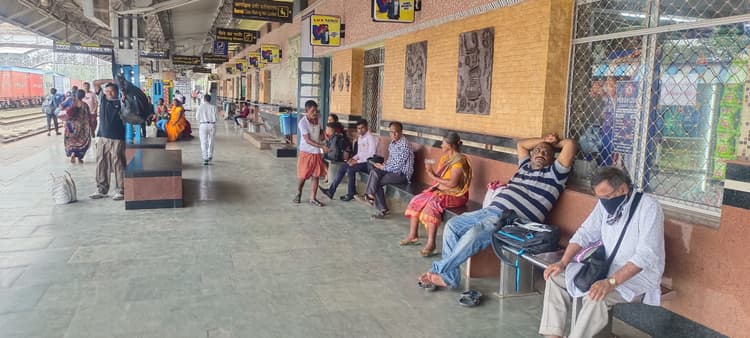 विभूति एक्सप्रेस ट्रेन में आयी तकनीकी खराबी, दो घंटे तक परिचालन बाधित