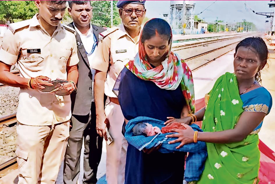 रेलकर्मियों के सहयोग से प्लेटफाॅर्म पर गूंजी नवजात की किलकारी