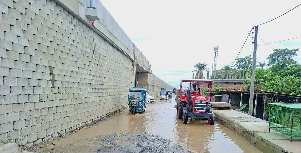 निर्माणाधीन सर्विस रोड पर बरसाती जलजमाव से आवागमन में परेशानी