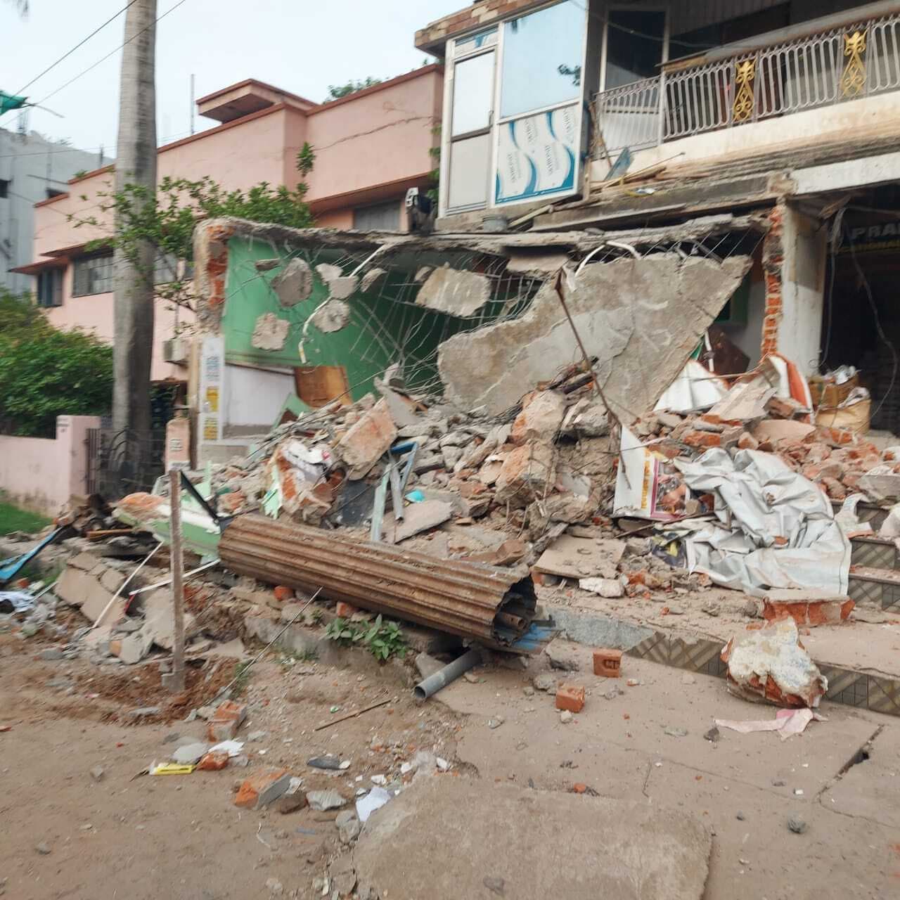 साकची में तीन दुकानों पर चला बुलडोजर