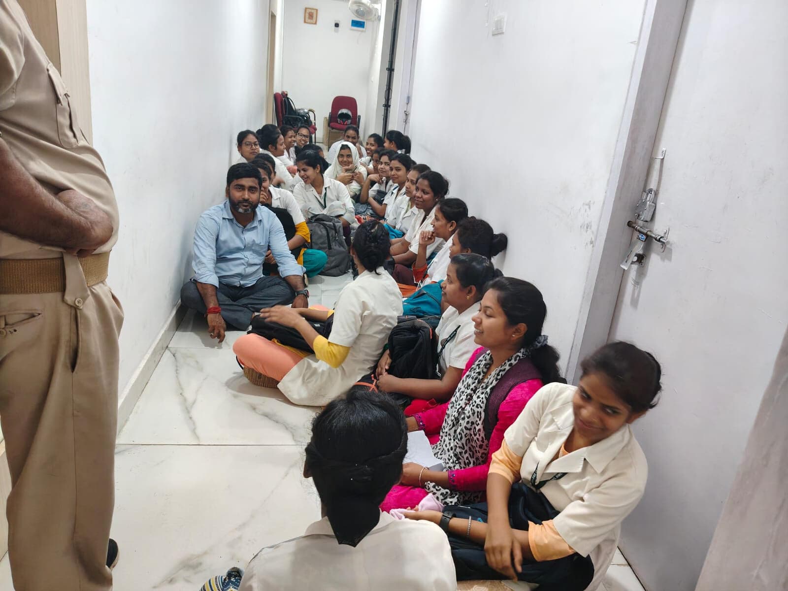 नर्सिंग कॉलेजों की छात्राओं ने किया रांची विवि के कुलपति का घेराव