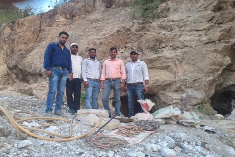 गिरिडीह में अवैध खनन के खिलाफ वन विभाग की छापेमारी, कई विस्फोटक सामग्री जब्त