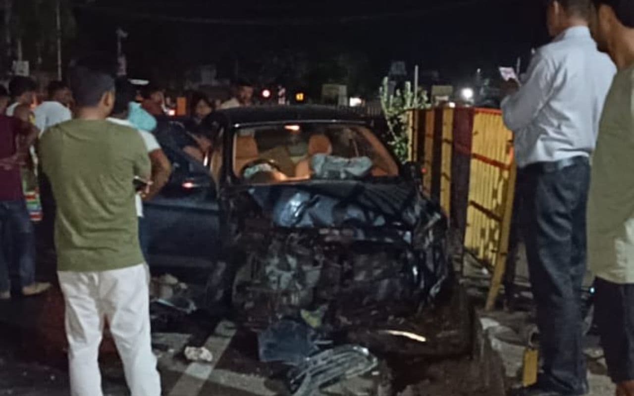 Jharkhand News: औरंगाबाद से देवघर जा रही कार गिरिडीह में रेलिंग से टकराई, कार के परखच्चे उड़े