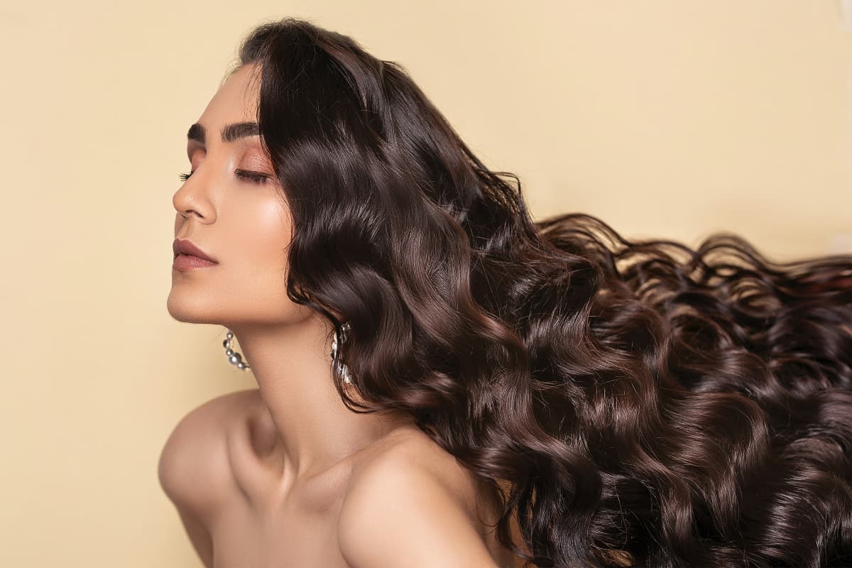 Hair care tips: बालों में तेल लगाने के फायदे और सही तरीका