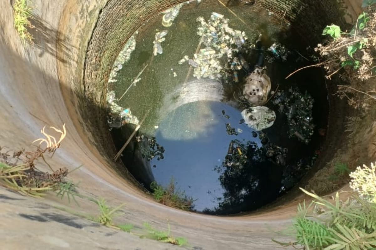 देवघर कॉलेज परिसर में मिली युवक की लाश, बोरे में बंद कर कुएं में फेंका गया शव