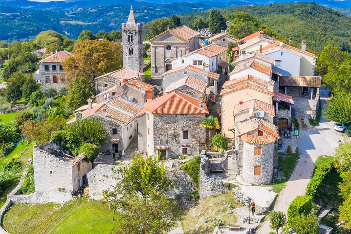 Bizarre News: यह है दुनिया का सबसे छोटा शहर, रहते हैं गिने-चुने लोग