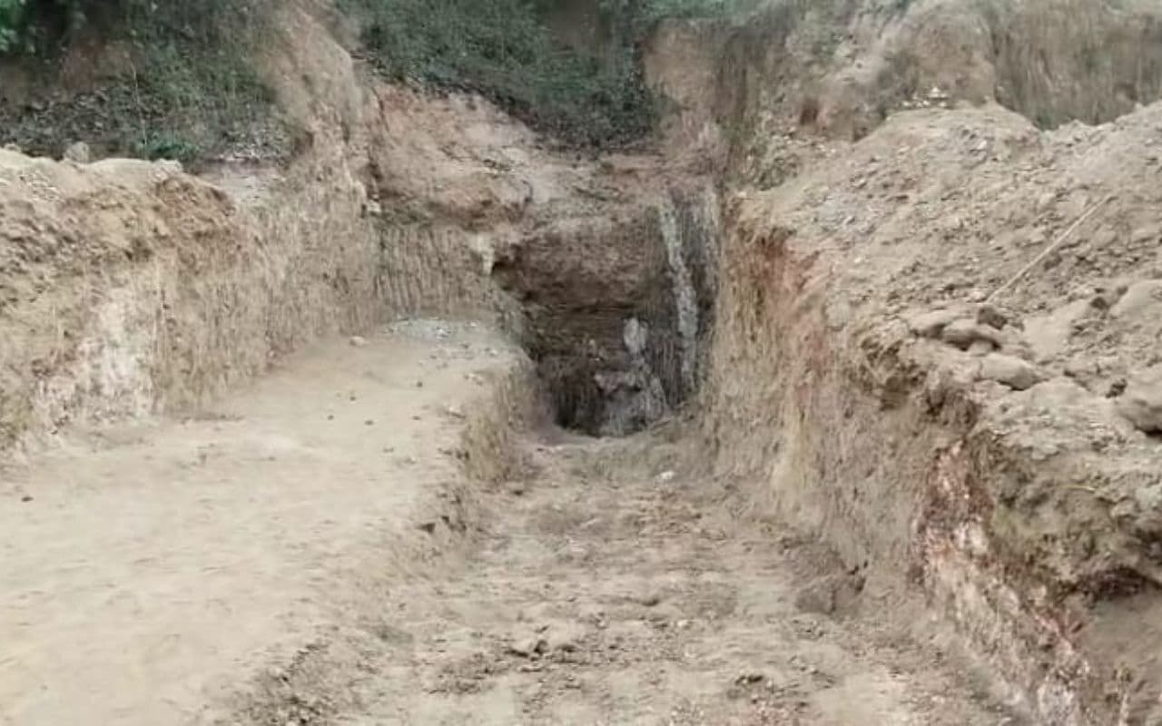 गिरिडीह : चाल धंसने से 2 महिला की मौत, बाईक से शव लेकर भाग रहे लोगों ने पुलिस को देखा तो…