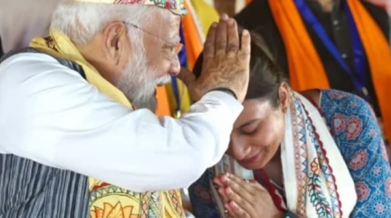 Bihar: दरभंगा में शांभवी से खूब बतियाये पीएम मोदी, बेटी बता मंच पर ही दिये जीत का आशीर्वाद
