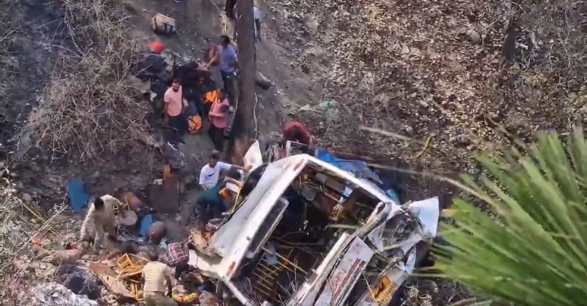 Jammu Bus Accident: हाथरस में एक साथ जली 11 चिताएं, माहौल गमगीन
