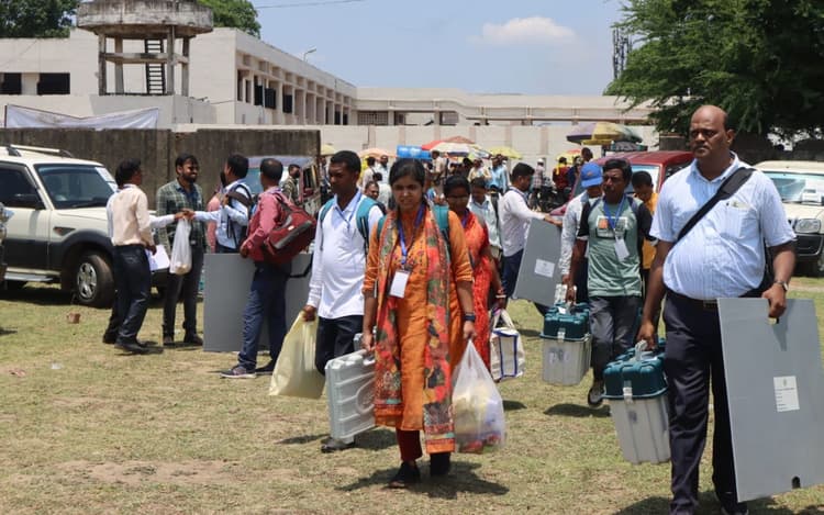 बोकारो में बोले मतदानकर्मी और पदाधिकारी- हम हैं तैयार, आपका है इंतजार, टुंडी में मतदानकर्मी बेहोश