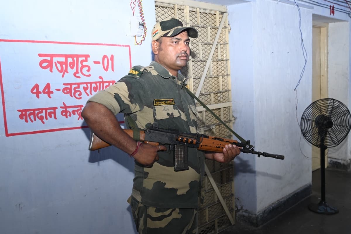 Lok Sabha Election 2024: जमशेदपुर में सौ सीसीटीवी के जरिए हो रही इवीएम की निगरानी, अर्द्धसैनिक बलों के जिम्मे सुरक्षा व्यवस्था